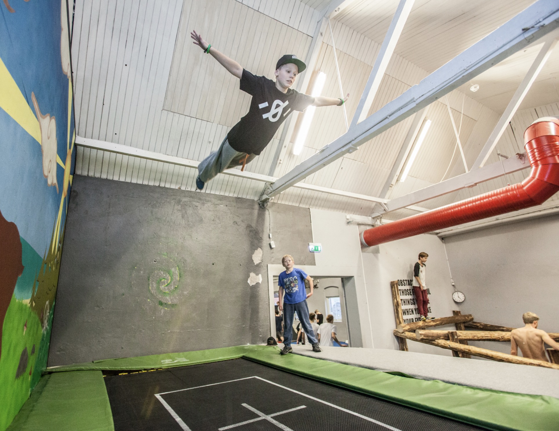 Barn som tränar parkour